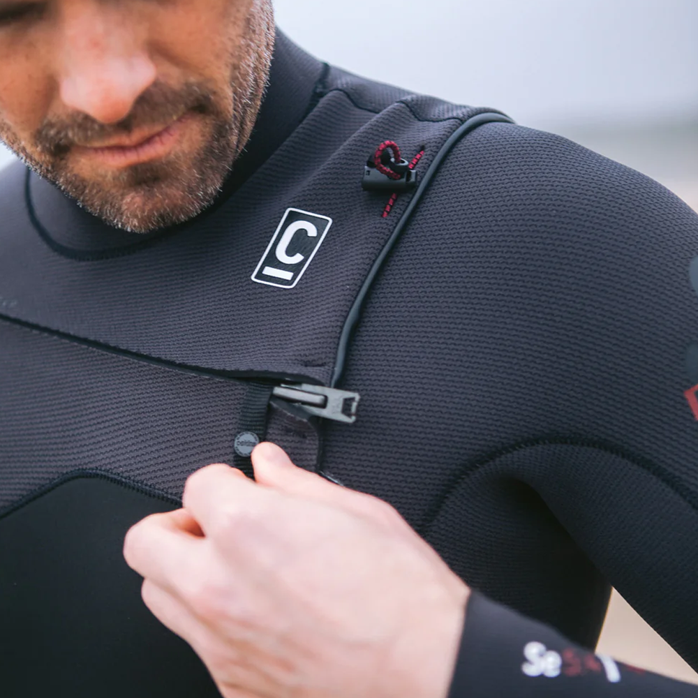 Detail van de borstsluiting van de C-Skins NuWave Session FZ 5/4 herenwetsuit